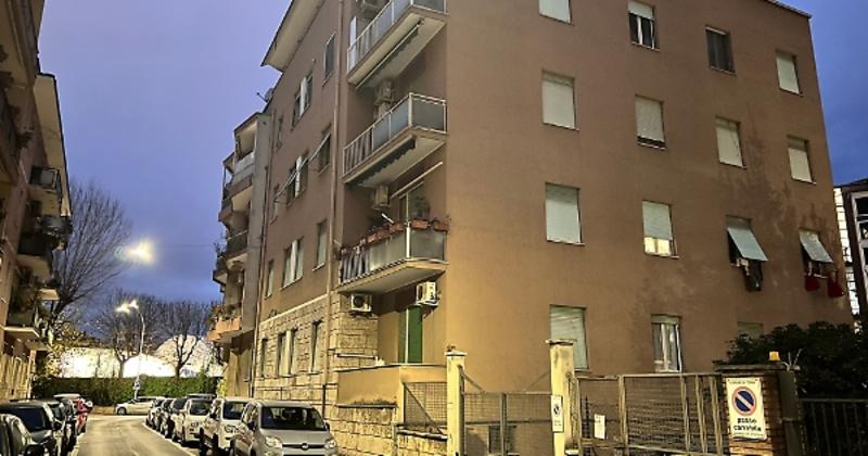 Insegnante in pensione accoltellata: la procura apre fascicolo contro ignoti per rapina aggravata e lesioni con sfregio del viso