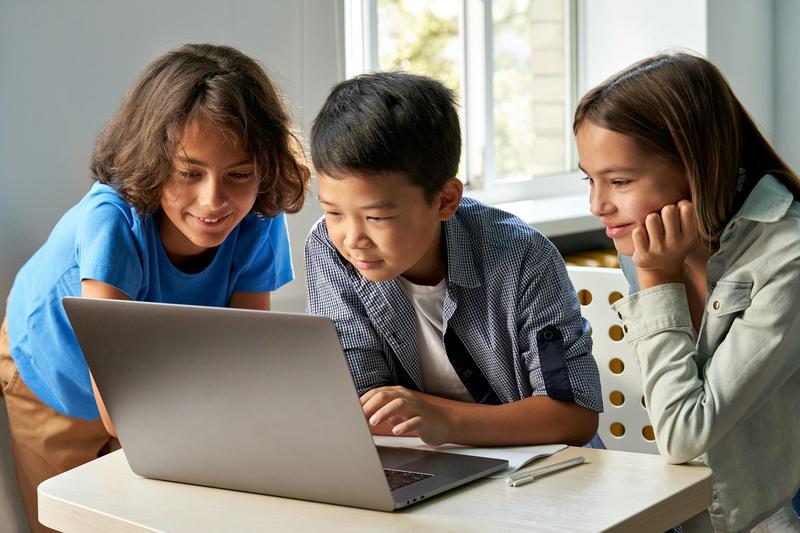 L’école a un rôle à jouer pour outiller les élèves face à l’omniprésence de l’IA