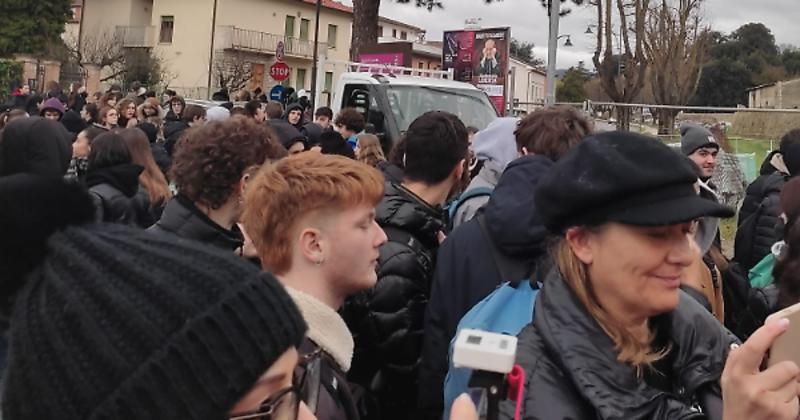 La scuola è troppo fredda, alla protesta partecipano anche genitori e dirigente