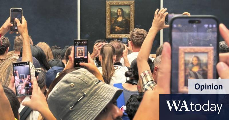 Jostling happy snappers are ruining art galleries for everyone