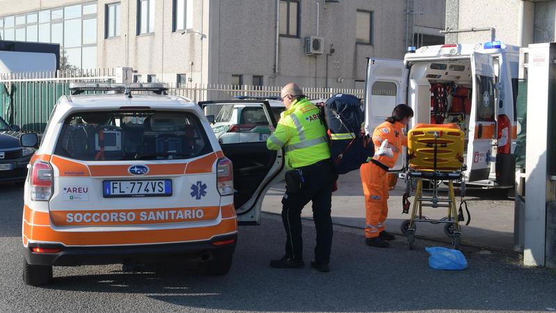 Masate, infila la mano nella fustellatrice e il macchinario non si arresta: braccio amputato