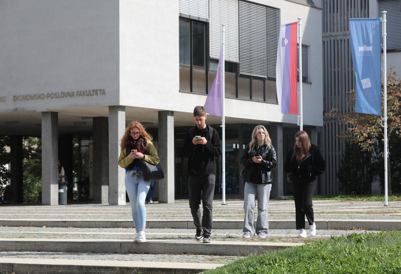 (POLEMIKA) Simon Zupan, profesor angleščine: Bo slovenščina postala učni jezik drugega reda?