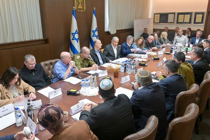 Security cabinet approves hostage-ceasefire deal; full cabinet meets to review, vote on it