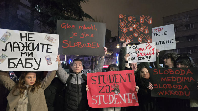 Protest ispred RTS-a: Je l’ vam još uvek nešto nije jasno?