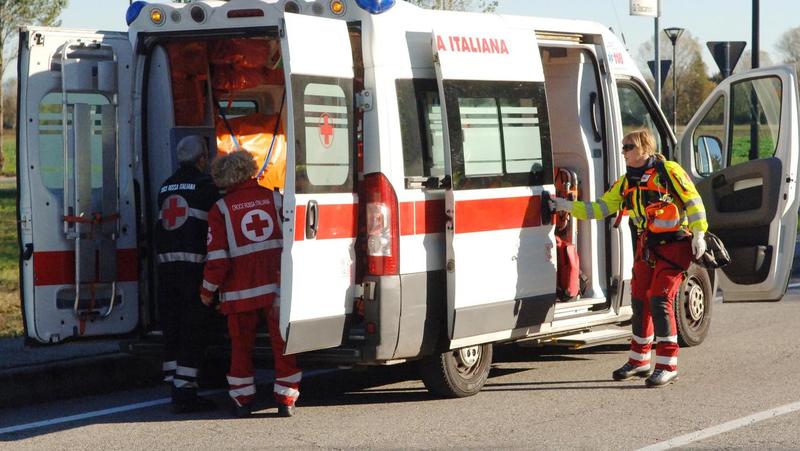 Paura a Monza, investiti da auto in via Buonarroti: tre feriti. Anche una bimba di tre anni