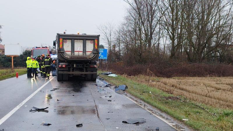 Landriano, tragico scontro frontale con un camion: morta donna di 62 anni