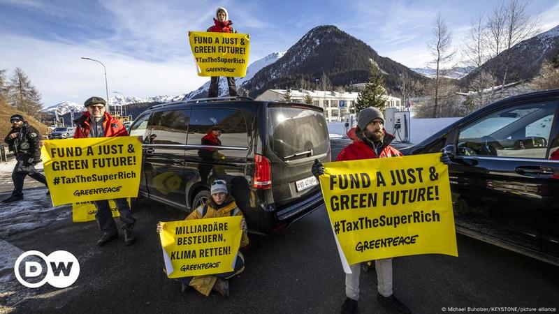 Davos: Young people put pressure on WEF's rich and powerful