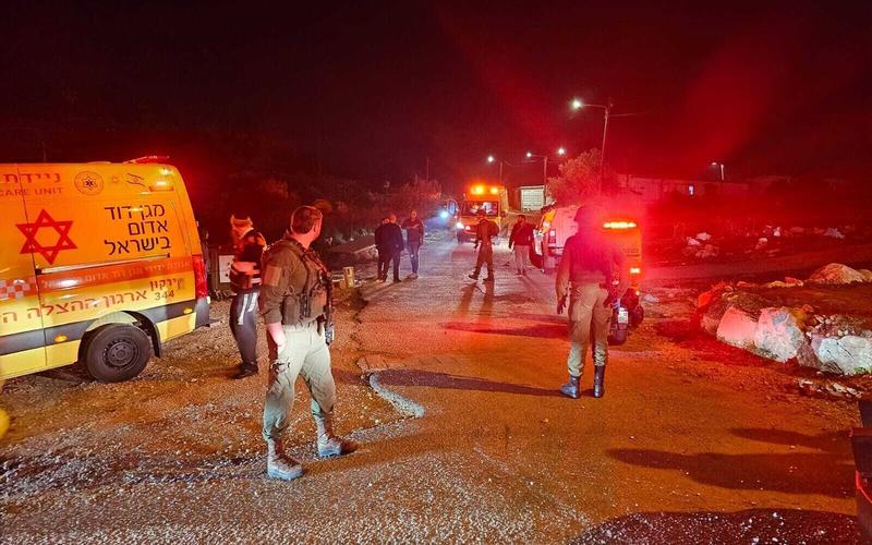 2 Israelis injured, apparently shot by cop, as settlers attack West Bank Palestinians