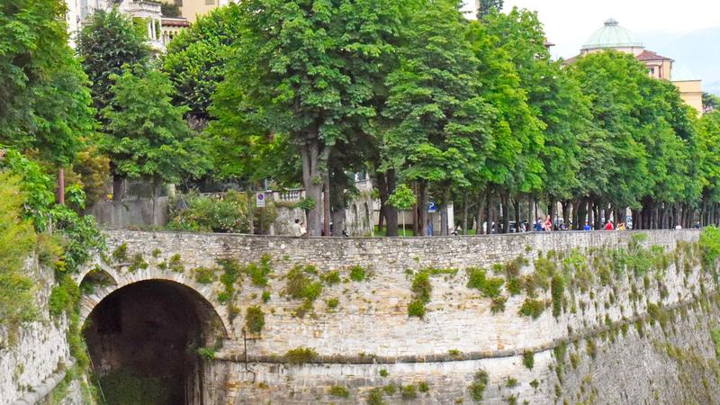 Patrimonio Unesco nel degrado a Bergamo, il baluardo di San Pietro soffoca: rischio caduta massi