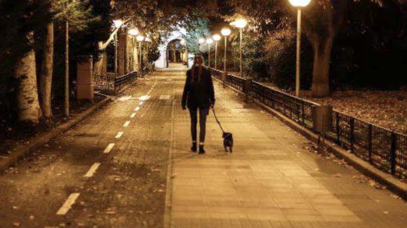 Aggressione nella notte a Solaro: la passeggiata con il cane finisce a pugni e coltellate. Due sconosciuti in azione sulla pista ciclopedonale nel Parco delle Groane