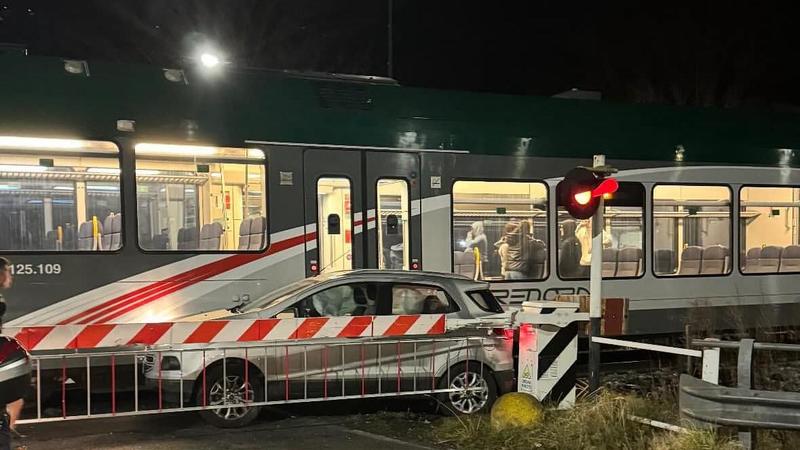 Treno investe un’auto al passaggio a livello a Gianico, linea ferroviaria bloccata nel Bresciano