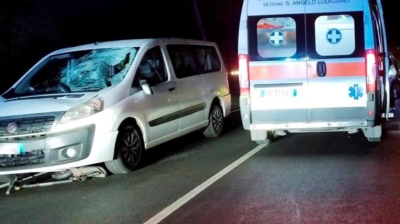 Incidente nel Pavese, monopattino travolto da un furgone: morto 60enne