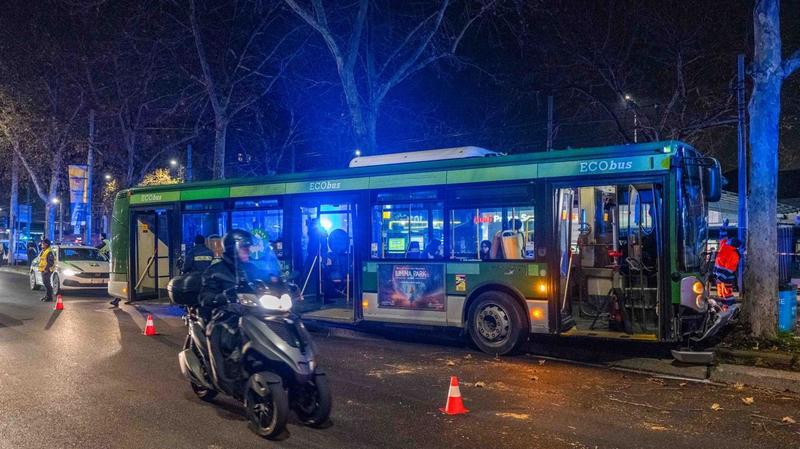 Milano, autobus si schianta contro un palo: passeggeri feriti e disagi sulla circolare 90-91