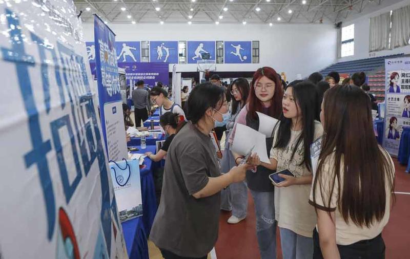 China reporta empleo estable y avances en seguridad social