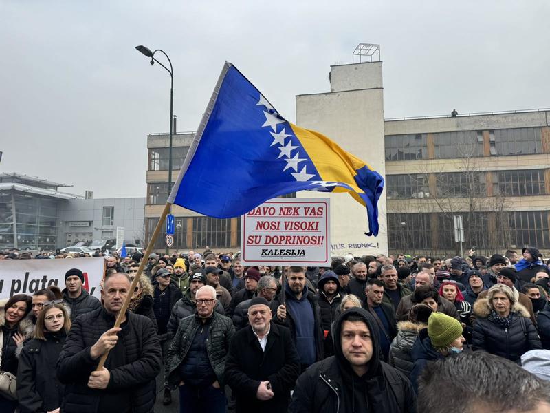 Protest privrednika ispred Vlade FBiH, blokiran saobraćaj (FOTO/VIDEO)