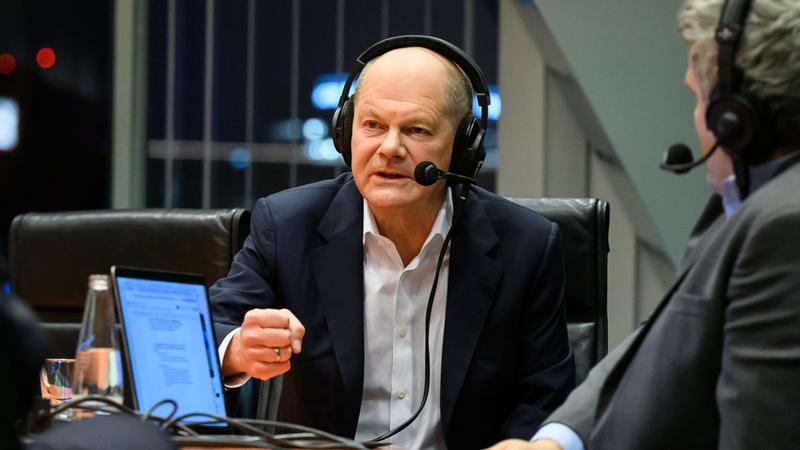 Olaf Scholz zieht die Socken aus: Wahlkampf ist, wenn Spitzenpolitiker im Podcast plaudern