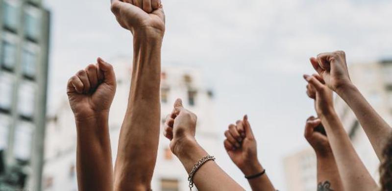 Peguem a pipoca: lá vêm as feministas ciumentas e raivosas