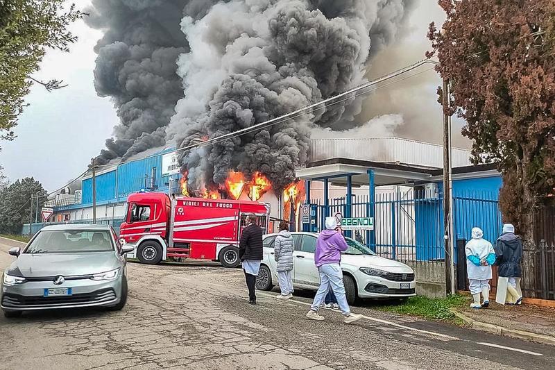 Fabbrica a fuoco ad Ariano Polesine, residenti barricati in casa