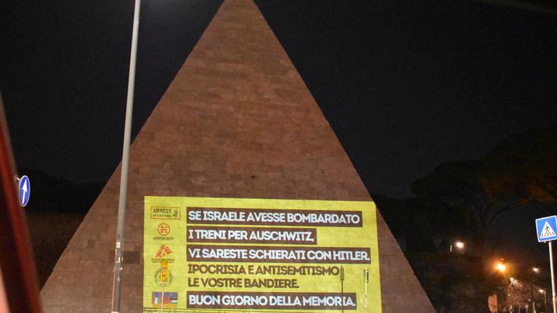 Meloni: “Shoah abominio con la complicità del fascismo”. Scritte anti-ong proiettate sulla piramide Cestia a Roma