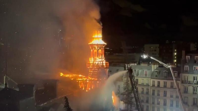 Spettacolare incendio a Parigi: brucia campanile dell’Ottocento, sede del municipio nel dodicesimo arrondissement / VIDEO