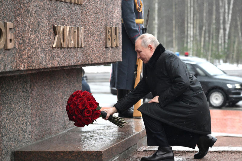 Владимир Путин возложил цветы на братскую могилу, где похоронен его двухлетний брат Витя