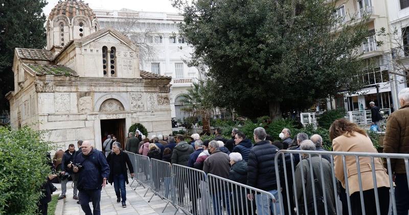 Μίμης Δομάζος: Συγκίνηση στο τελευταίο αντίο στον «στρατηγό» – Πλήθος κόσμου αποτίει φόρο τιμής