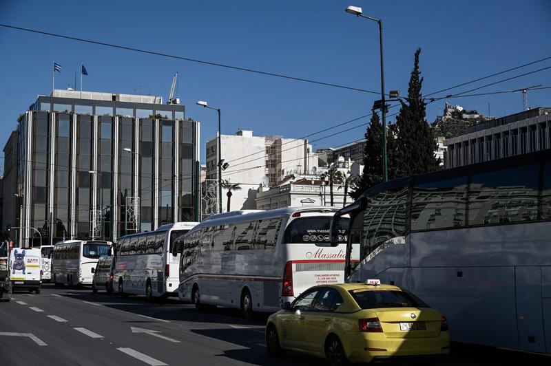 Αθήνα: Τουριστικά λεωφορεία μισθωμένα για σχολικά κάνουν «κατάληψη» καθημερινά στις λεωφορειολωρίδες