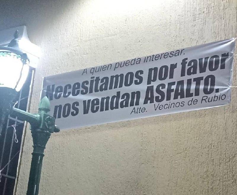 Táchira / Con pancarta Alcalde de Junín pide le vendan asfalto