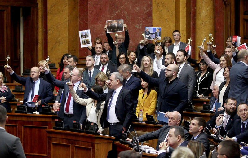 Opozicija u tamnom vilajetu bira da bude apolitična