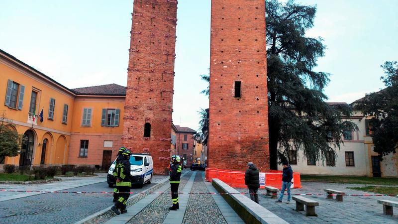 La Torre di Pavia perde pezzi: precipitano frammenti, la Polizia locale interviene e transenna la piazza