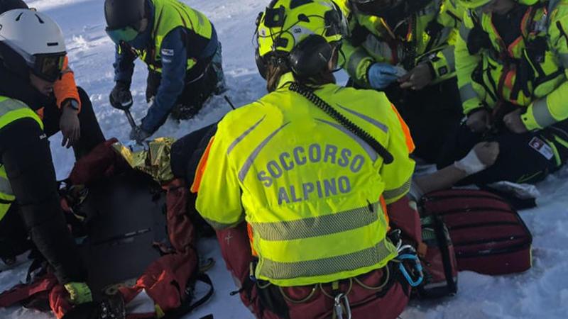 Livigno, con lo snowboard fuoripista (nonostante l’allerta rossa per rischio valanghe): ragazzo salvato