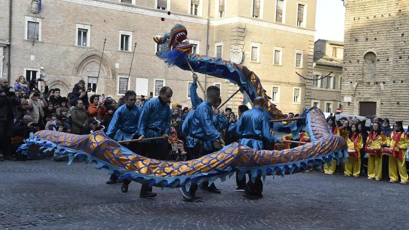 Capodanno cinese, corteo di draghi, acrobazie e spettacoli: il centro di Macerata fa il pieno