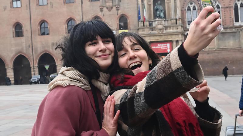 Bologna e il boom di turisti: “Una città che offre tanto. Pulizia, si può fare di più”