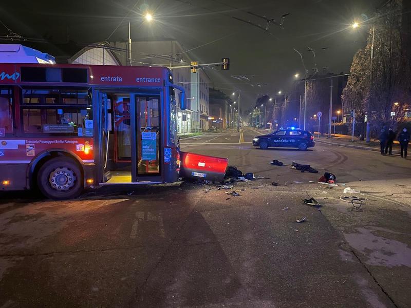 Muore a 22 anni nello scontro contro il bus, l'impatto con lo scooter al semaforo lampeggiante