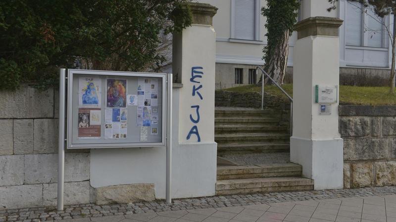 Farbe und Kot auf Apoldas Stadthalle geworfen – Bahnhofstraße durchzogen von Graffitis