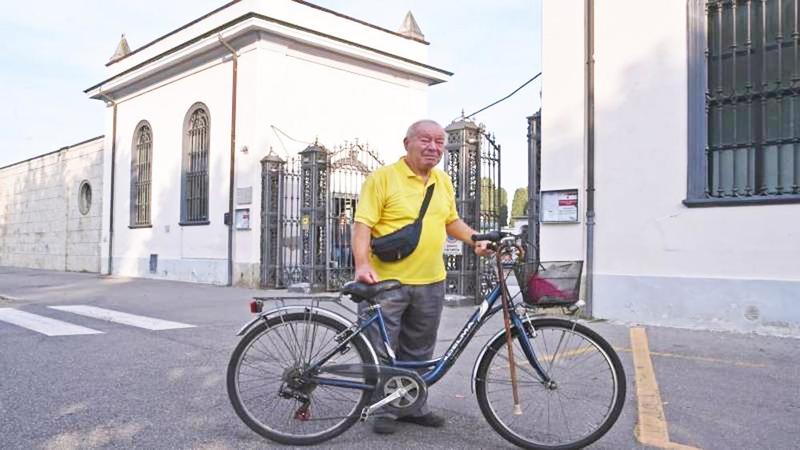 Anziano vedovo va in bici a trovare la moglie al cimitero: il Comune glielo vieta. Lui fa causa, ma muore prima che la sentenza gli dia ragione