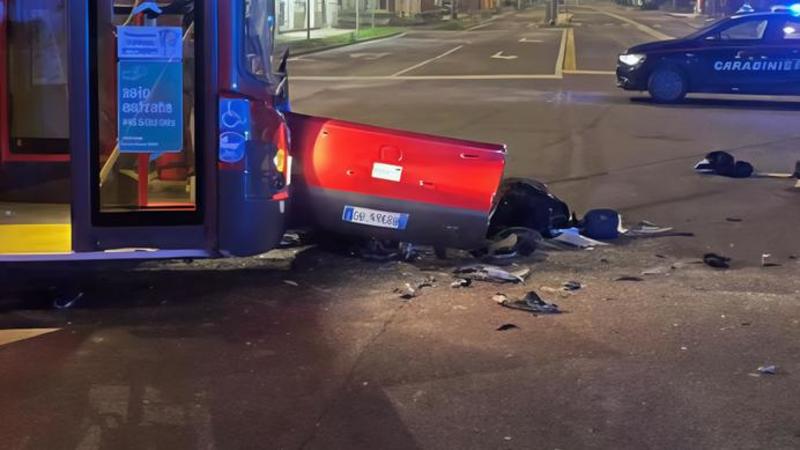 In scooter contro il bus, muore a 22 anni