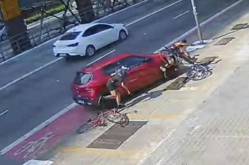 Motorista joga carro sobre casal de ciclistas em ciclovia de São Paulo