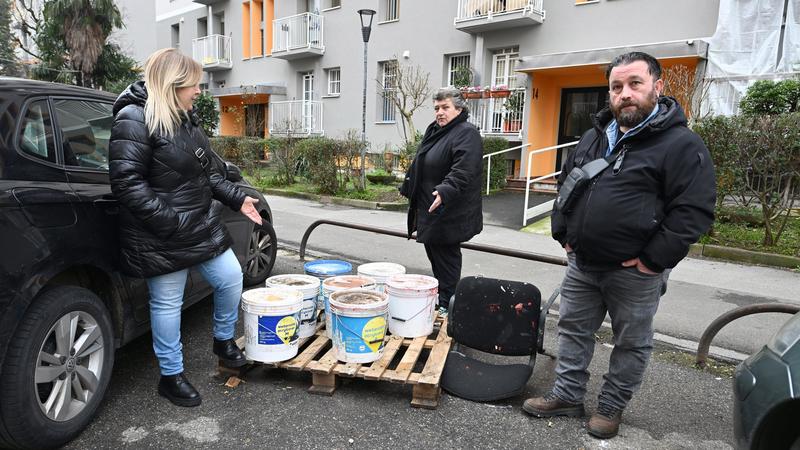 Bonus 110%, quel che resta dei cantieri è il caos e i cortili diventano discariche. I residenti: “Siamo esasperati”