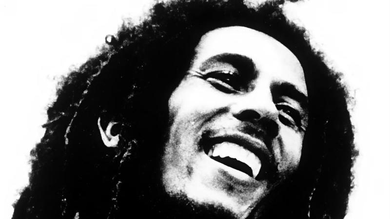 Bob Marley 80. Polvere, povertà e sogni. La leggenda del reggae col cuore in Giamaica