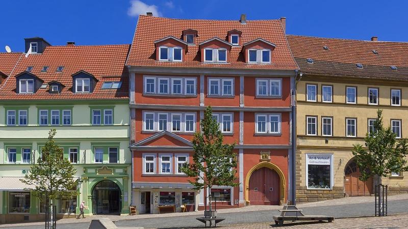 In Thüringen unterm Hammer: Ein verwilderter Garten und ein halbfertiges Haus