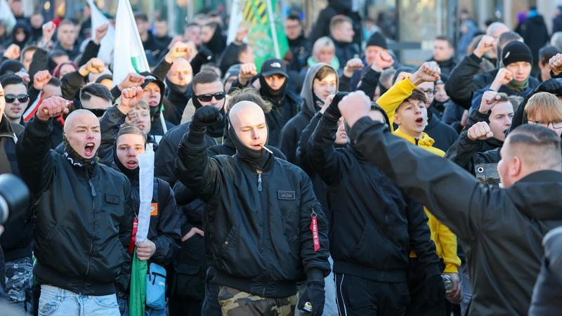 Gewalt von Neonazis in Berlin : Der Hass aus dem Netz drängt auf die Straße