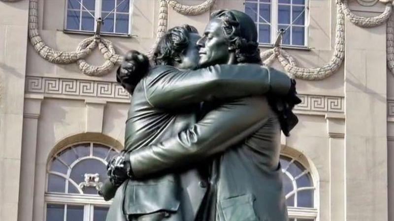 KI lässt Statue von Goethe und Schiller im Netz durchstarten (mit Video)