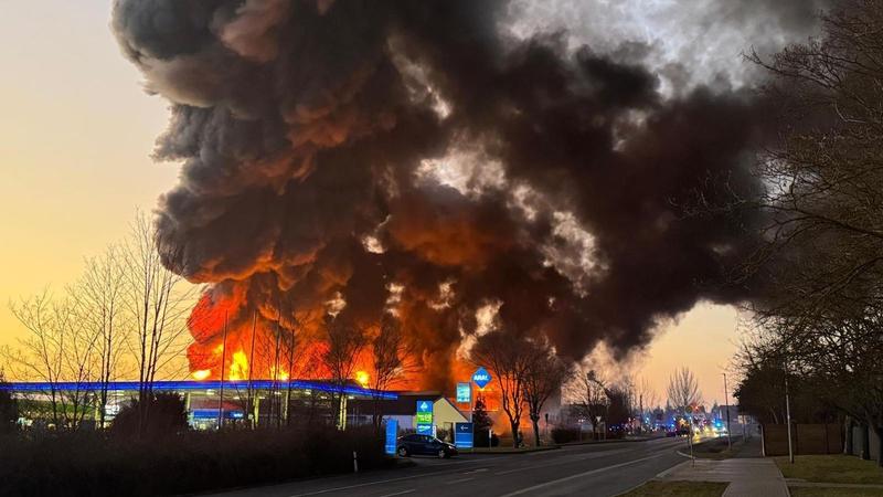 Großfeuer in Mühlhausen (mit Videos): Dichte Rauchsäule – Mitarbeiter: „Alles raus, es brennt!“ – Azubi wählt Notruf