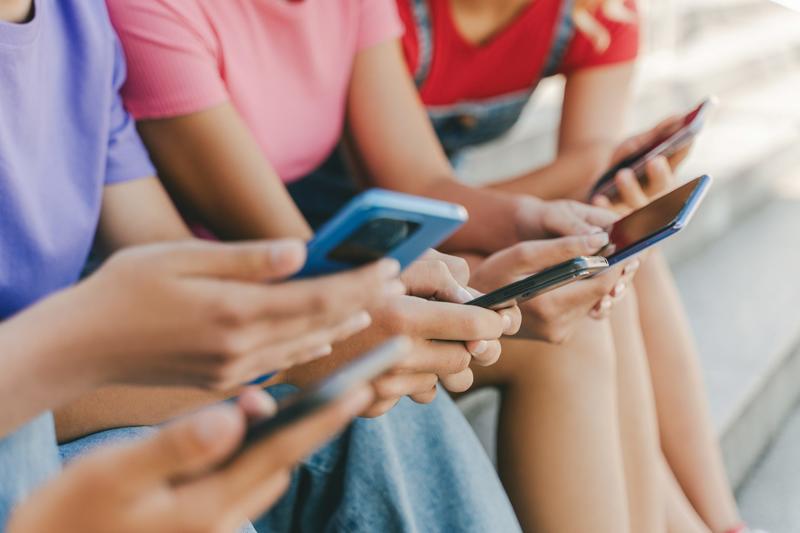 L’Australie interdira les médias sociaux aux adolescents. Le Canada devrait-il faire de même ?