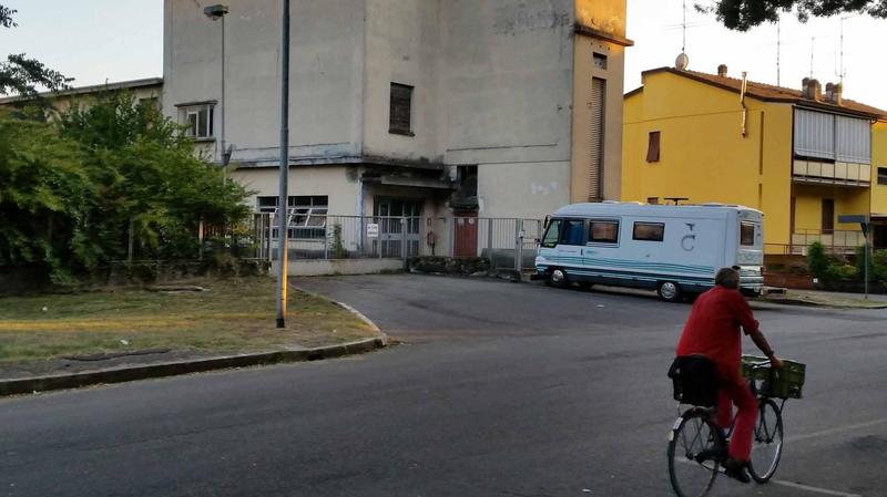 Codogno, la bravata filmata col telefonino: banda di minorenni scala l’acquedotto dell’ex polo chimico