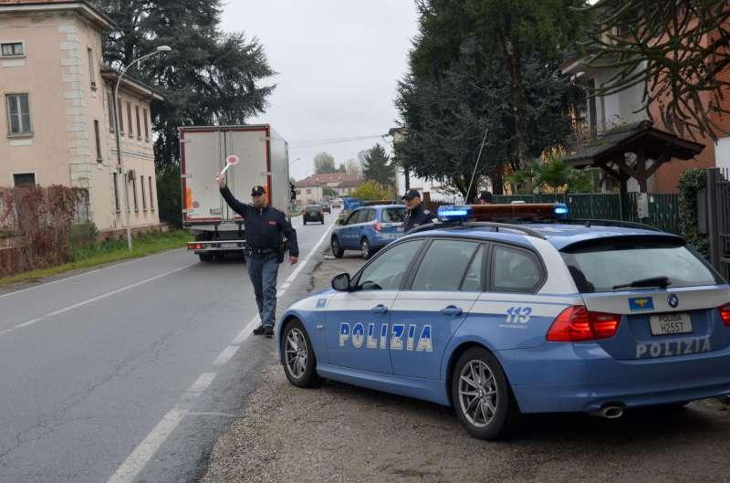 Finto carabiniere si fa mostrare l’oro, la spinge e la deruba: anziana ferita