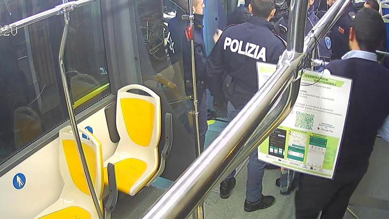 Picchiano un disabile sull’autobus. Incastrati dalla videosorveglianza