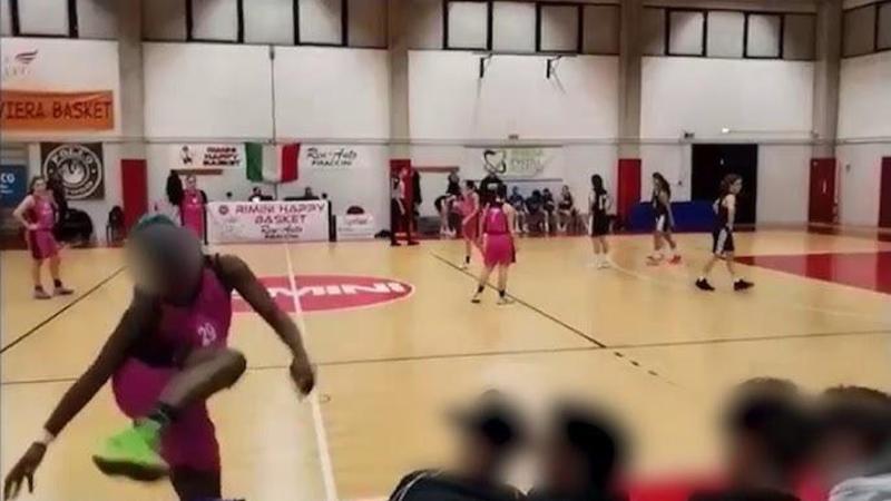 Insulti razzisti alla partita di basket: denunciata la mamma ultrà, per lei può scattare il Daspo