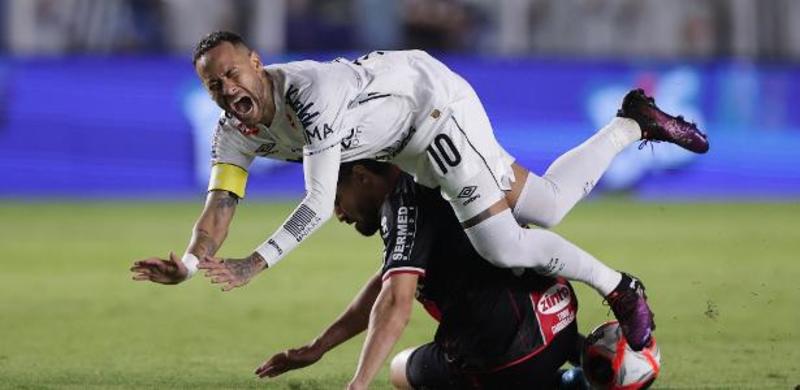 Neymar jogou bem, mas viu o Santos sofrer o empate